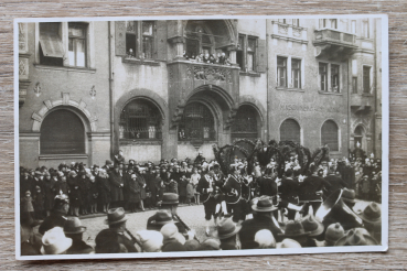 AK München / 1920-1930er Jahre / Foto / Schäfflertanz / Musiker / Polizist mit Pickelhaube / Gebäude Strasse